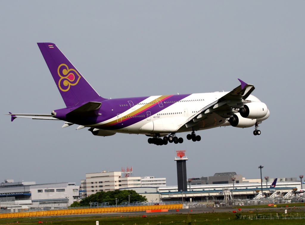 着陸　THAI A380-841