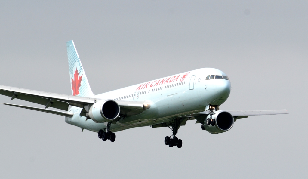 着陸（31-1）Air Canada 767-375ER [a]