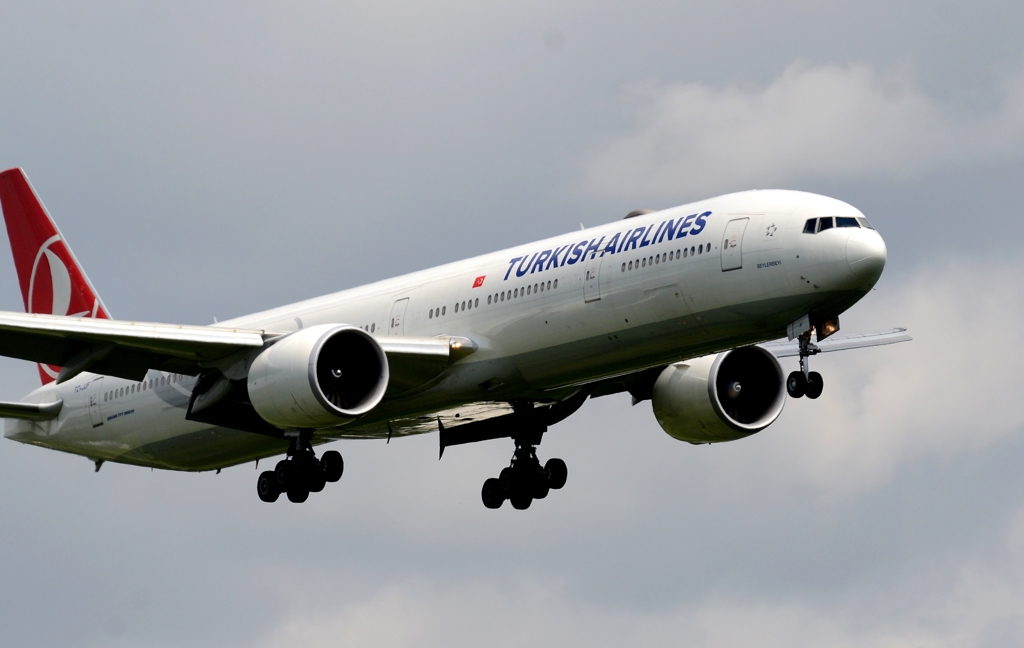着陸（92）TURKISH Air 777-300 