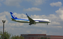 「雲」とANA 767-381 JA623A 
