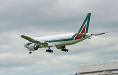 着陸 Alitalia 777-200 EI-ISO