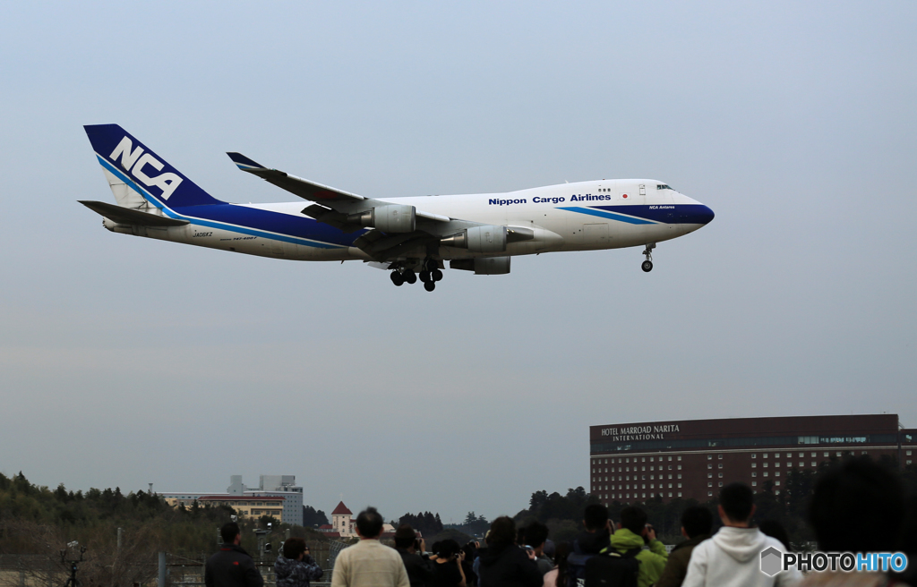 「晴れ」 NCA 747-400 JA06KZ 着地前