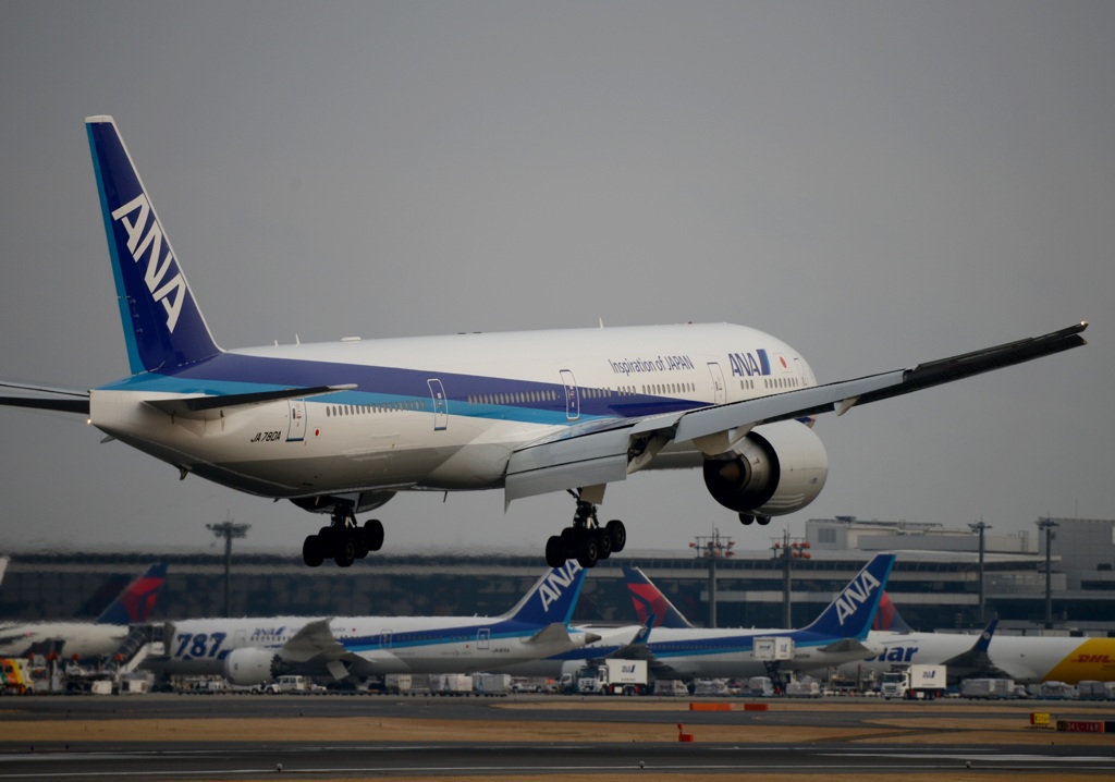 着陸 ANA 777-300