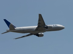 離陸　UNITED 777-222