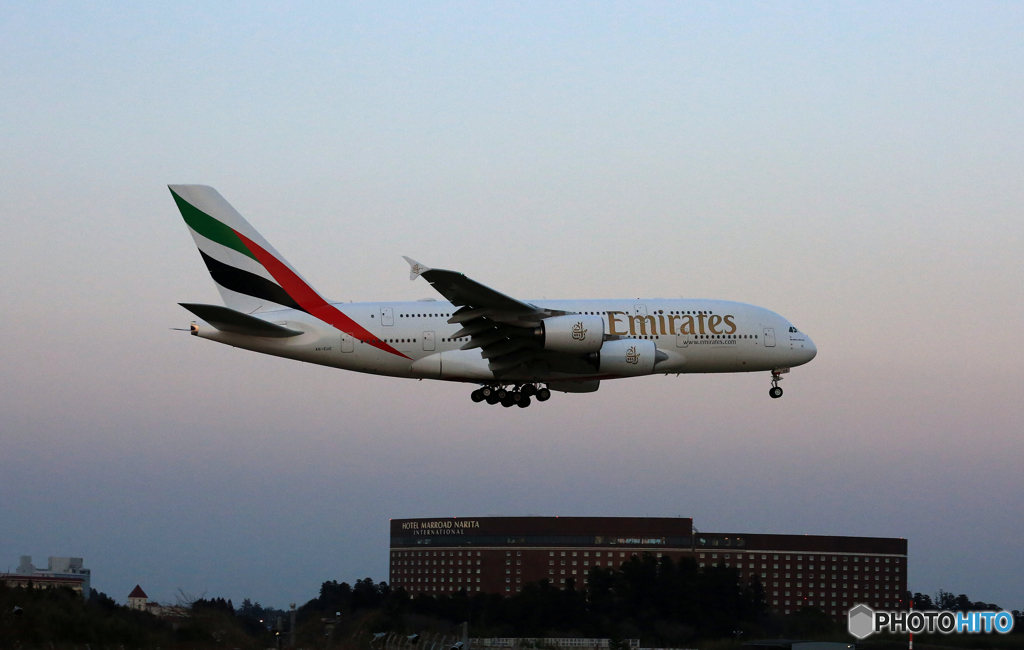 「空色」 Emirates A380-861 A6-EUE 到着