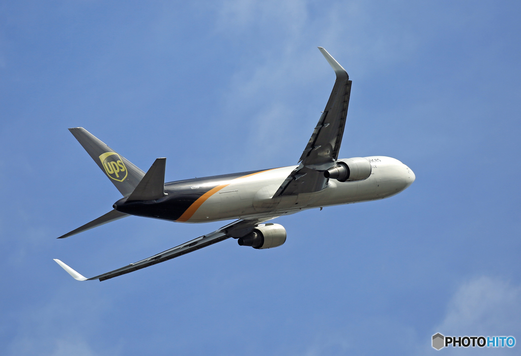 Takeoff  UPS 767-300 N334UP