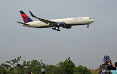 着陸 DELTA 767-332 N193DN
