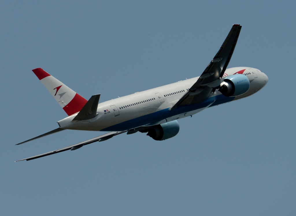 離陸　Austrian 777-2Z9