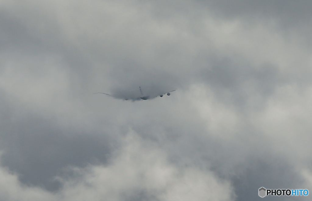 翼に..「雲」を..乗せた..ジャンボ..見えない..その後