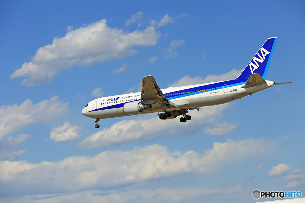 　[青い空]　ANA 767-381 JA617A