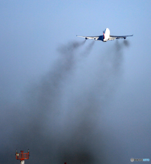 ✈ Delta ジャンボ機の名物 「スモーク」  ☁