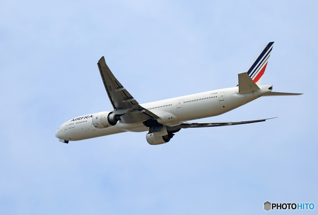 [青い空]　Air France 777-300 F-GSQC飛び立ち