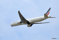 [青い空]　Air France 777-300 F-GSQC飛び立ち