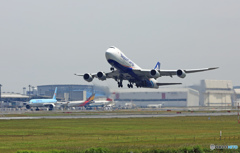 飛び立ち NCA 747-8KZF JA18KZ