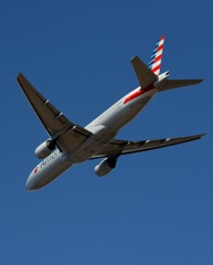 American 777-223 飛び立ち