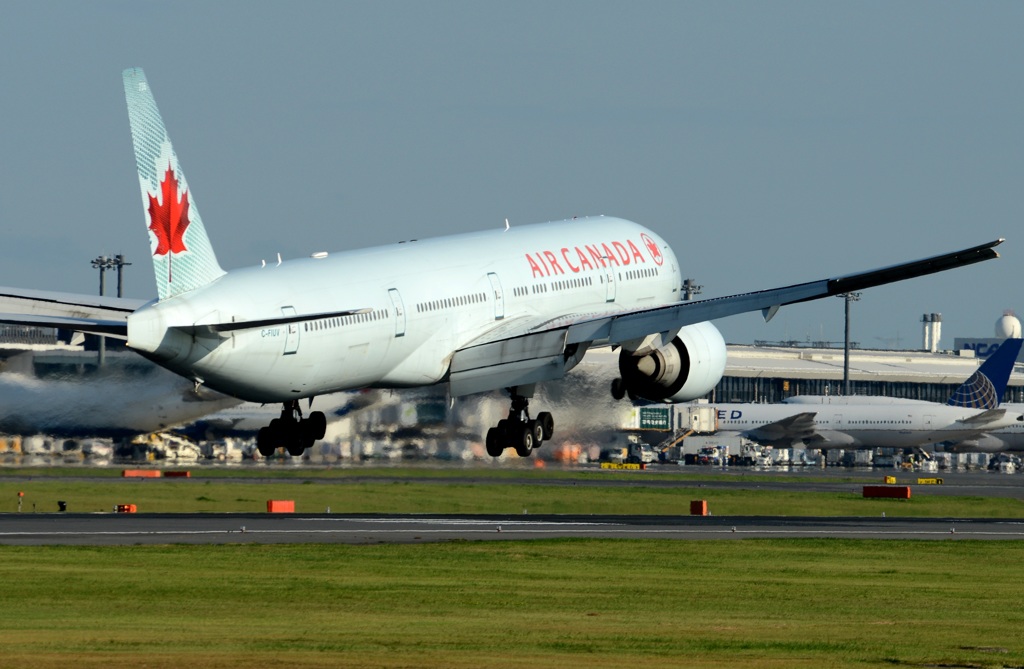 着陸（201） Air Canada 777-333