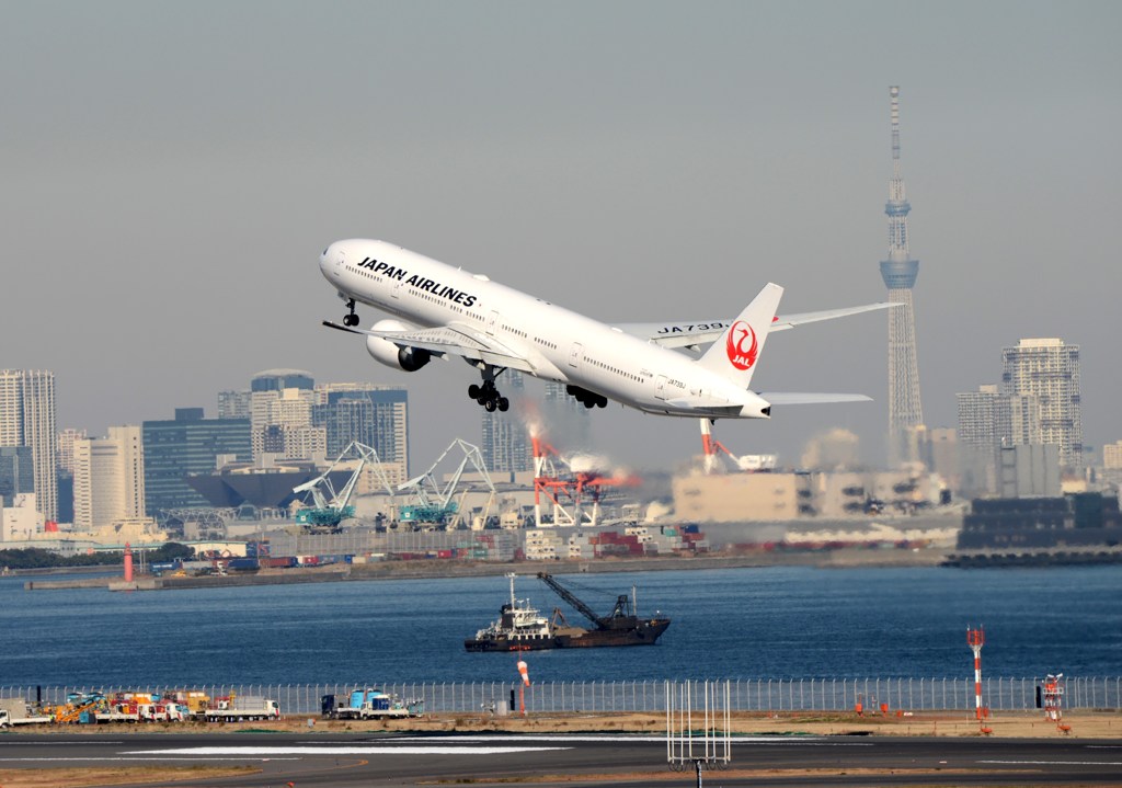 離陸（420）スカイツリーをJALバックに？
