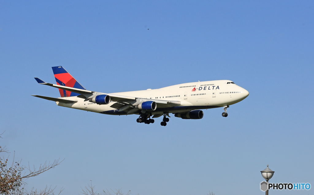 着陸 DELTA 747-400 N670USジャンボ機