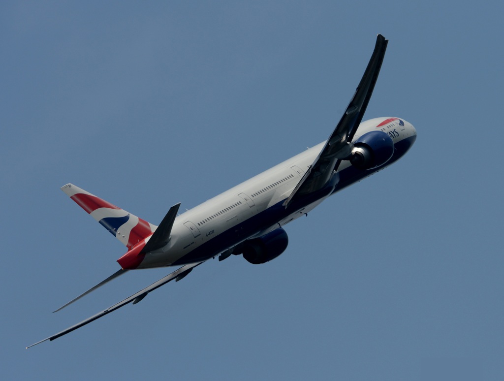 離陸　British 777-336