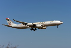 ETIHAD A340-541 到着