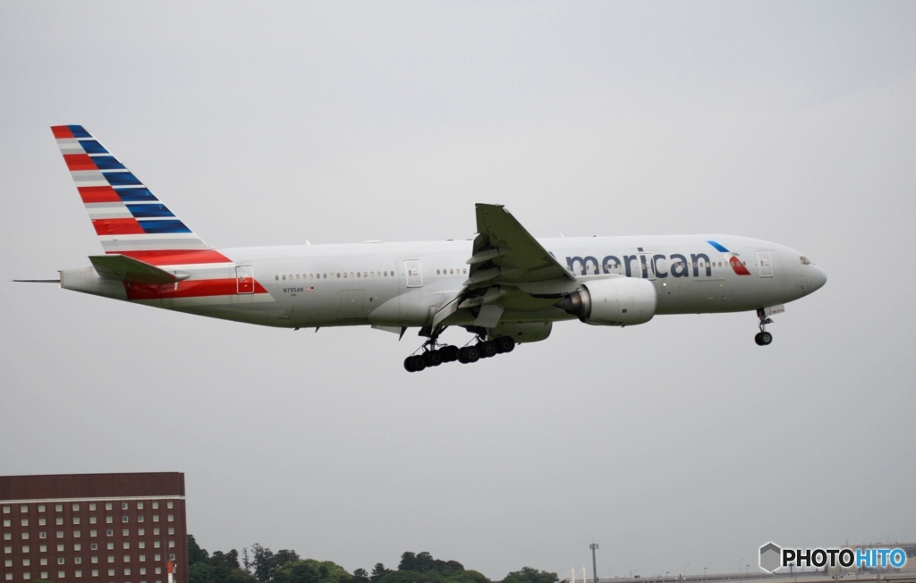着陸　American 777-223 