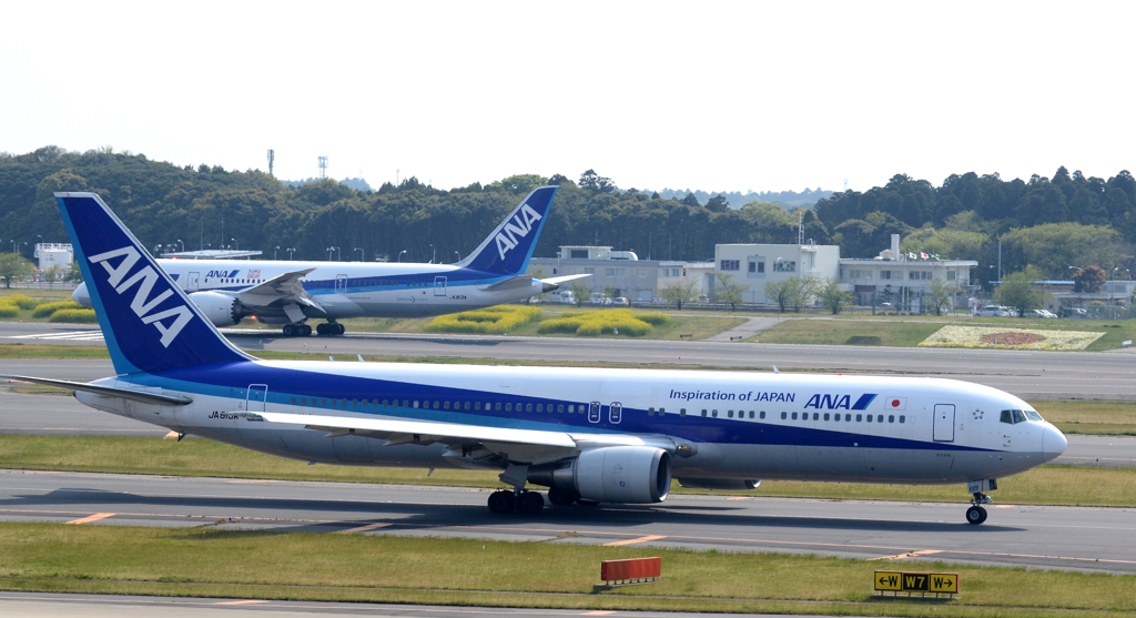 出発（104）ANA 767-300ER  JA613A　　