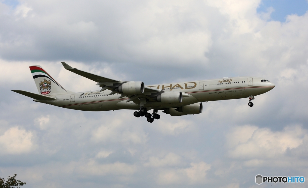 ETIHAD A340-500 到着　