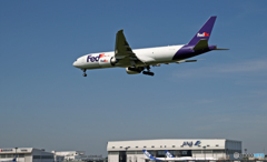 着地前 FedEx 777-FS2 N855FD