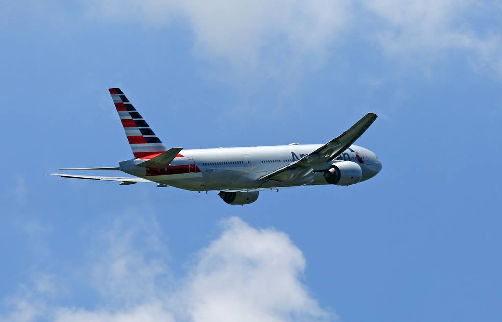 離陸 American 777-223 N770AN