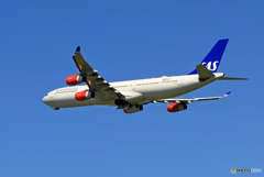 「青い空」 SAS A340-313 OY-KBI