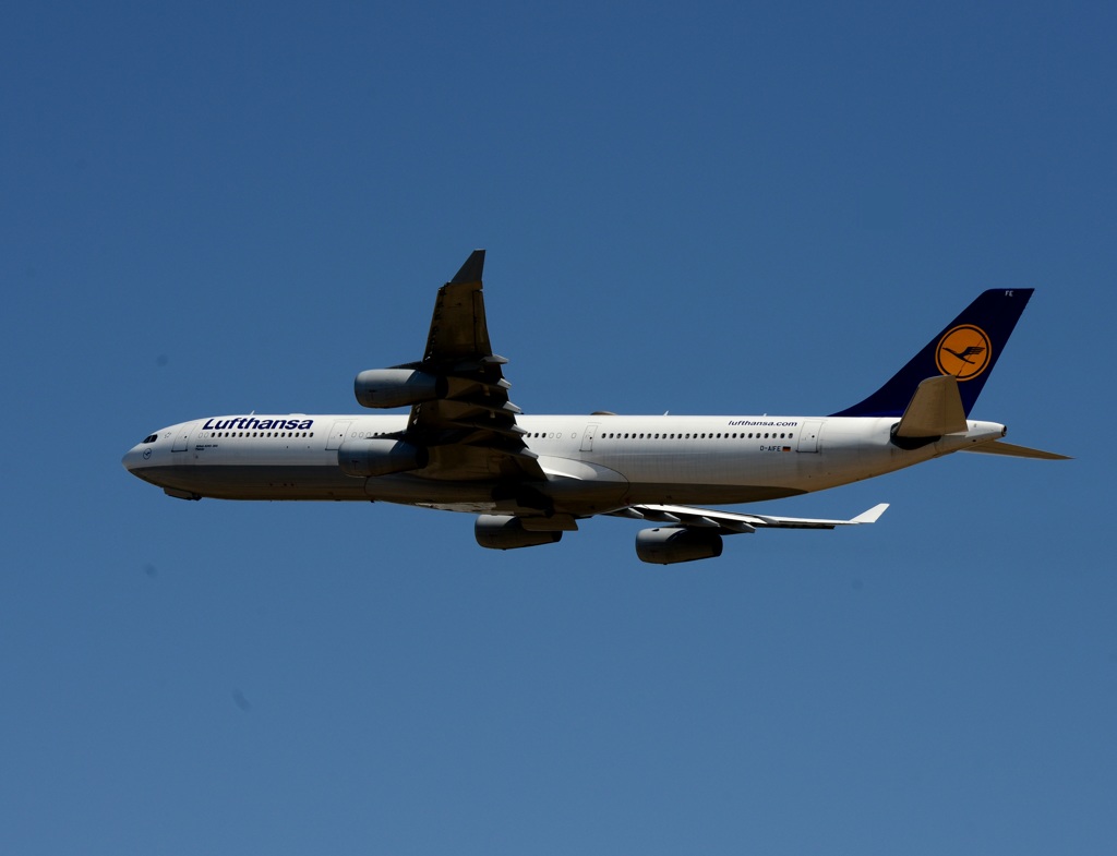 Lufthansa A340-313 出発