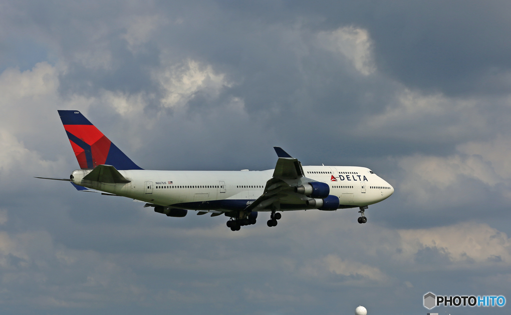 「雲」とDelta 747-400 N667US