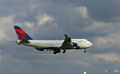 「雲」とDelta 747-400 N667US