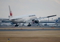 JAL 777-300 到着