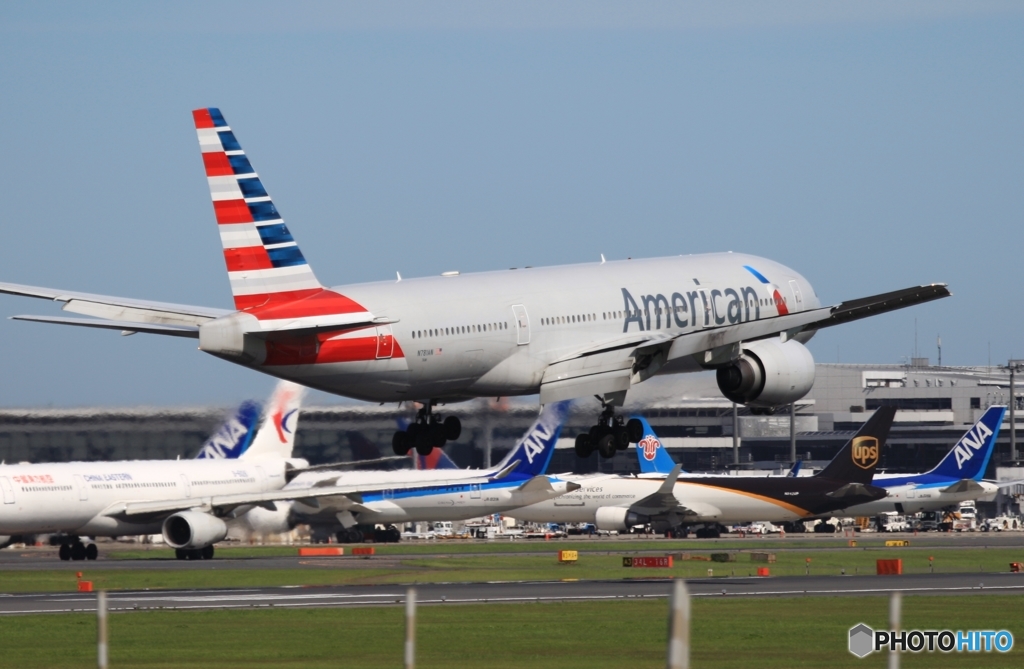 AMERICAN 777-223 到着　