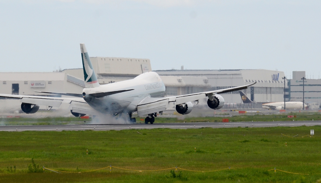 着陸（10-2）PACIFIC Cargo 747-867F[b]