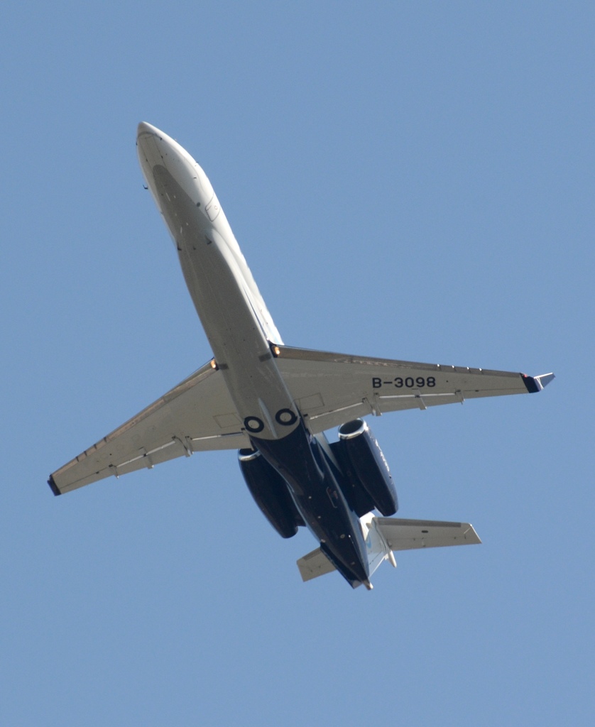 離陸(360) Embraer EMB-135BJ Legacy B-3098