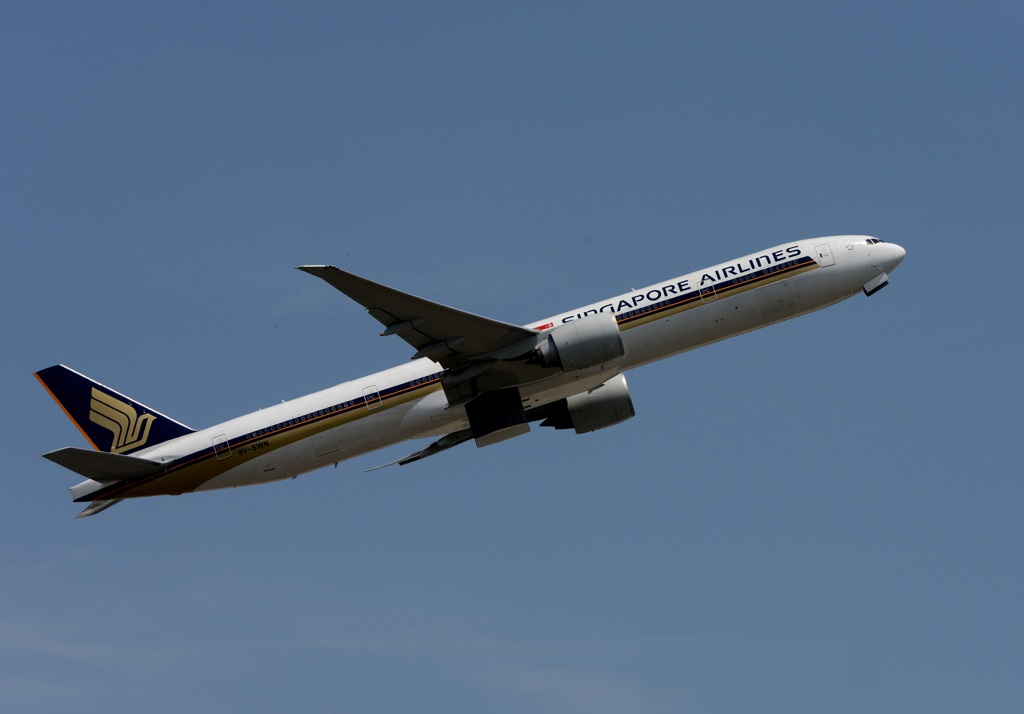 SINGAPORE 777-312 飛び立ち　
