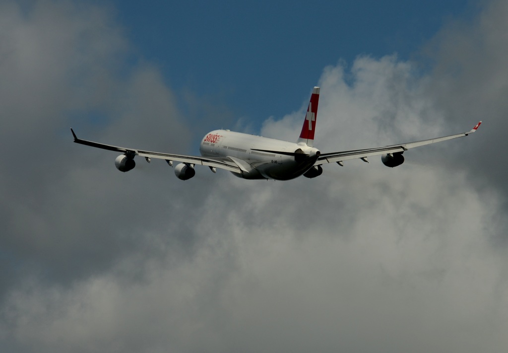 離陸（370）SWISS A340　雲に向かって