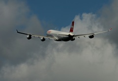 離陸（370）SWISS A340　雲に向かって