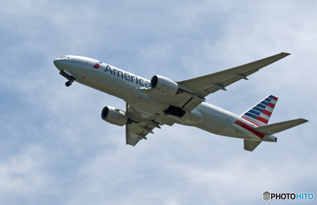 飛び立ち American 777-200 N782AN