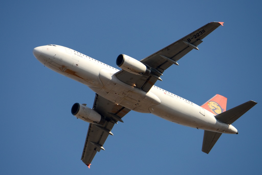 China A320-200 飛び立ち