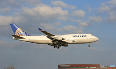 着陸UNITED 747-400 N120UAジャンボ保存委員会・拡大下＋鳥