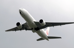 離陸（10）Japan Airlines 777-246