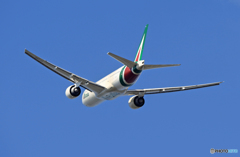 飛び立ち　Alitalia 777-243 EI-DBL