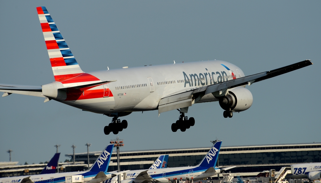 着陸（81）American 777-223ER [b]