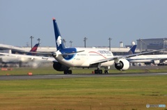 出発　AEROMEXICO 787-8