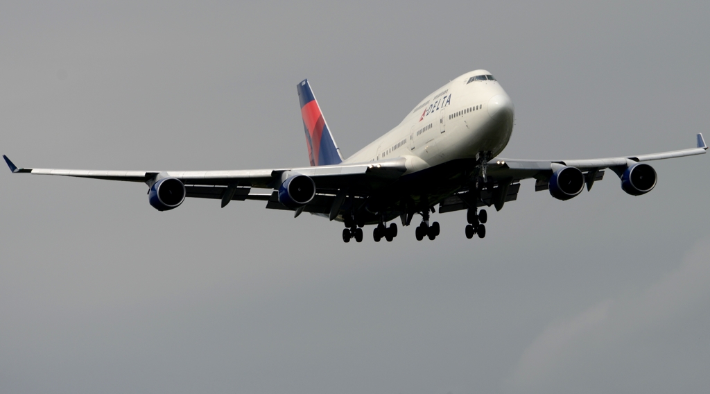 着陸（134）DELTA 747-400 