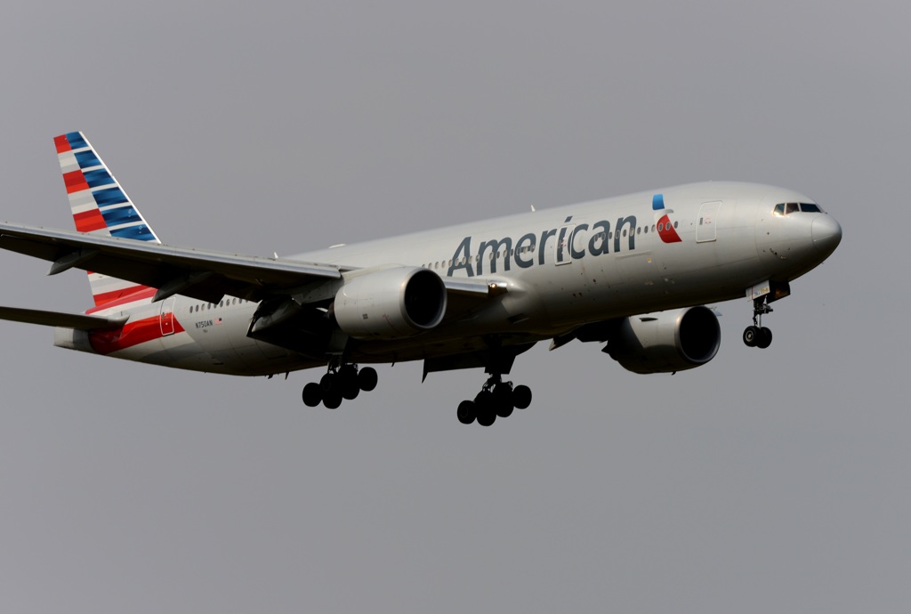American 777-223 到着