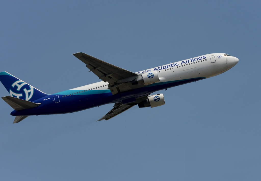 離陸　Asia Atlantic 767-383
